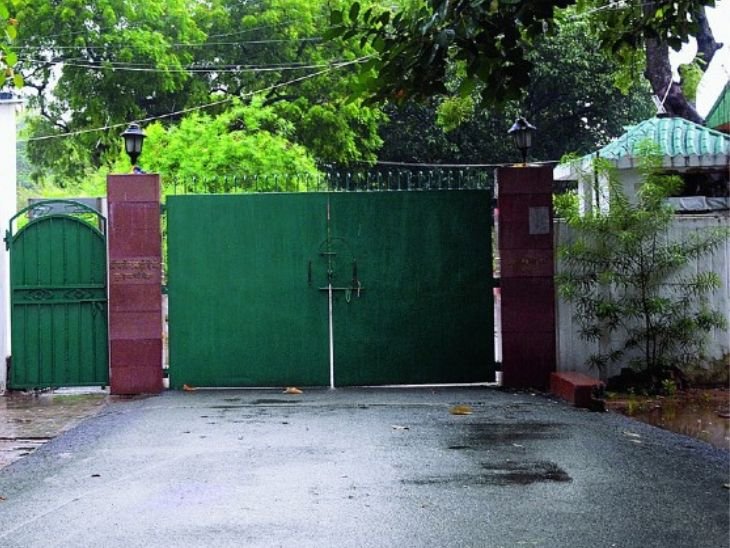 पुलिसकर्मियों के हटने के बाद राबड़ी आवास के बाहर सन्नाटा पसरा हुआ है।