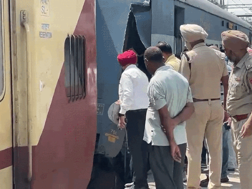 लुधियाना में वैष्णो देवी जा रही ट्रेन में हादसा:टॉयलेट टूटा, डिब्बे अलग हुए, यात्रियों में अफरातफरी; दिल्ली से रवाना हुई थी कटरा स्पेशल ट्रेन | ACTPnews