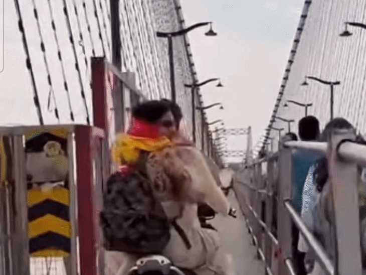 ऋषिकेश में स्कूटी पर घूमती नजर आईं रवीना टंडन:परमार्थ निकेतन में गंगा आरती में हुईं शामिल, स्वामी चिदानंद सरस्वती का लिया आशीर्वाद | ACTPnews