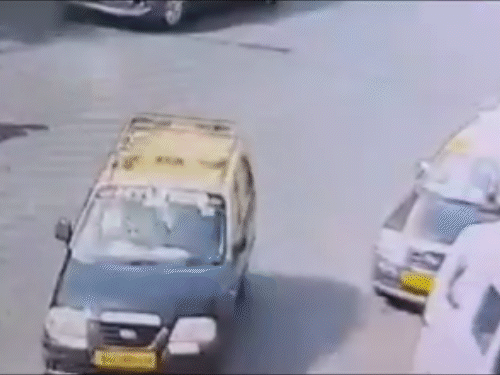 मुंबई में बस ने 3 गाड़ियों को टक्कर मारी, VIDEO:एक की मौत, कंडक्टर समेत 3 घायल; पुलिस ने ड्राइवर को हिरासत में लिया | ACTPnews