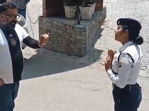 सील्ड रोड पर टूरिस्ट और महिला कांस्टेबल में बहस:शिमला से वीडियो वायरल, वाहन रोकने और लाइसेंस मांगने पर बढ़ा विवाद | ACTPnews