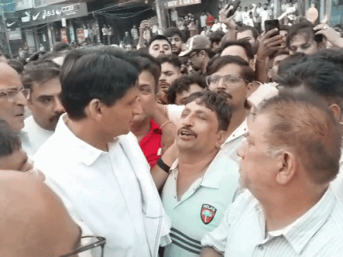 रोहतक-10 दुकानों में आग, 4 के जिंदा जलने का अंदेशा:फायर ब्रिगेड लेट पहुंची, दुकानदार रोते-बिलखते बोला- बेटा गायब है, अंदर से तसल्ली करवा दो | ACTPnews