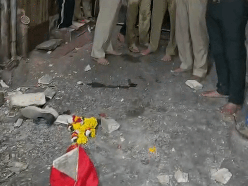 वृंदावन- बांके बिहारी मंदिर के पास मकान का छज्जा गिरा:9 घायल, 4 की हालत गंभीर; पड़ोसी बोला- बंदर के कूदने से टूटा | ACTPnews
