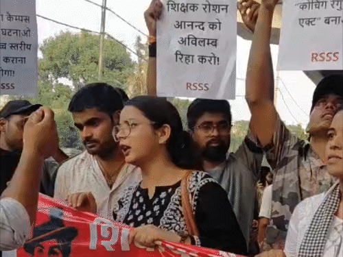 खान सर कोचिंग विवाद- पटना में छात्रों का प्रदर्शन:रौशन आनंद की रिहाई की मांग; बोले- एक को जेल, दूसरे को बेल क्यों | ACTPnews