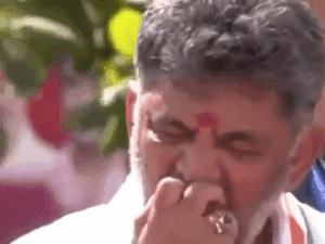 DK Shivakumar Throws Half-Eaten Apple at Supporters, BJP Slams Congress Over Viral Video | ACTPnews