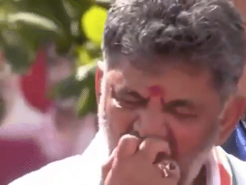 DK Shivakumar Throws Half-Eaten Apple at Supporters, BJP Slams Congress Over Viral Video | ACTPnews