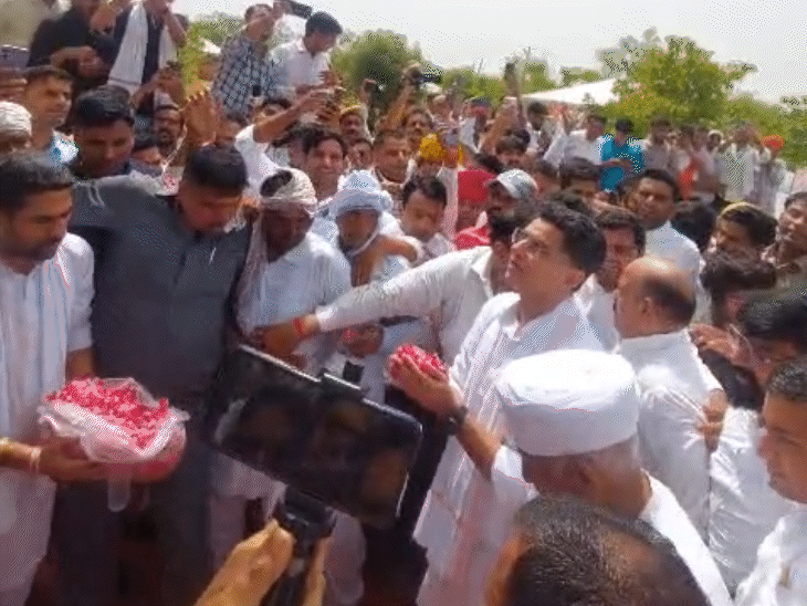 पूर्व केंद्रीय मंत्री व किसान नेता राजेश पायलट की पुण्यतिथि पर दौसा के भंडाना स्थित राजेश पायलट स्मृति स्मारक पर सचिन पायलट ने श्रद्धांजलि दी।