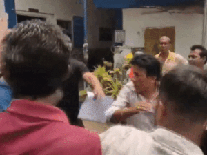 बंगाल के दुर्गापुर में TMC नेता पर अंडे फेंके:भीड़ ने पुलिस स्टेशन के बाहर घेरा; फालता में पुलिस ने जहांगीर खान को हाफ पैंट में घुमाया | ACTPnews