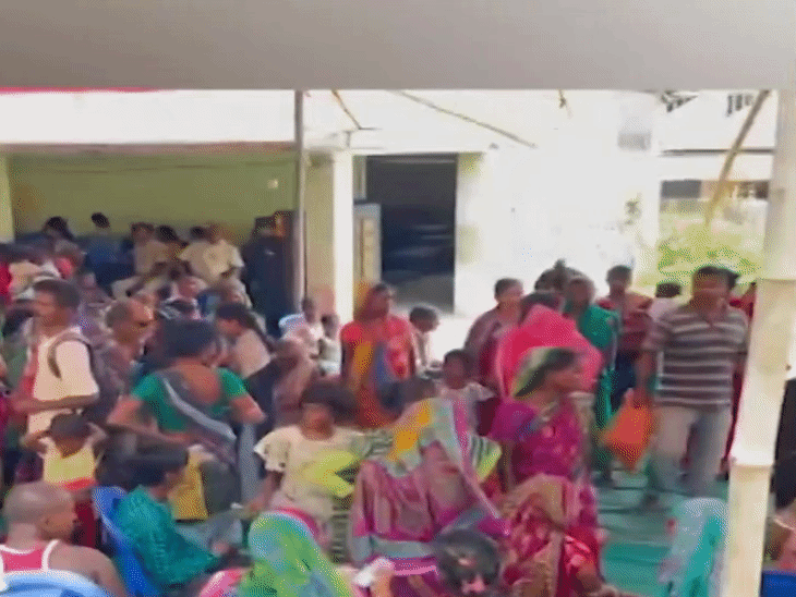 चांदीपुर रेंज के पास से हटाए गए लोगों को चक्रवात केंद्रों में रखा गया है। - Dainik Bhaskar