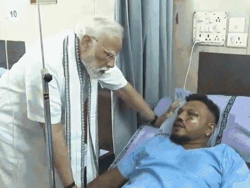 हादसे के अगले दिन PM मोदी ने अस्पताल में विश्वास से मुलाकात की थी। - Dainik Bhaskar