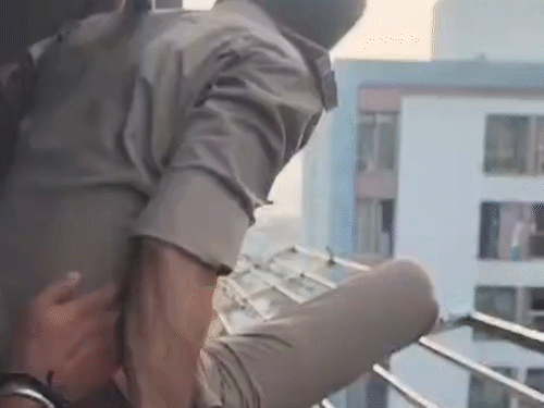 Surat Police Constable Climbs Building Grill, Saves Man From Suicide Attempt | ACTPnews