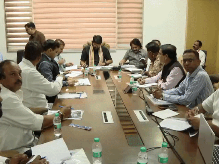 गौसंवर्धन बोर्ड के एडिशनल डिप्टी डायरेक्टर पर धमकाने का आरोप:निवेशकों से बोले-मंत्री कितने दिन रहेंगे, हमारे हिसाब से नहीं चलोगे तो टेंडर निरस्त कर देंगे