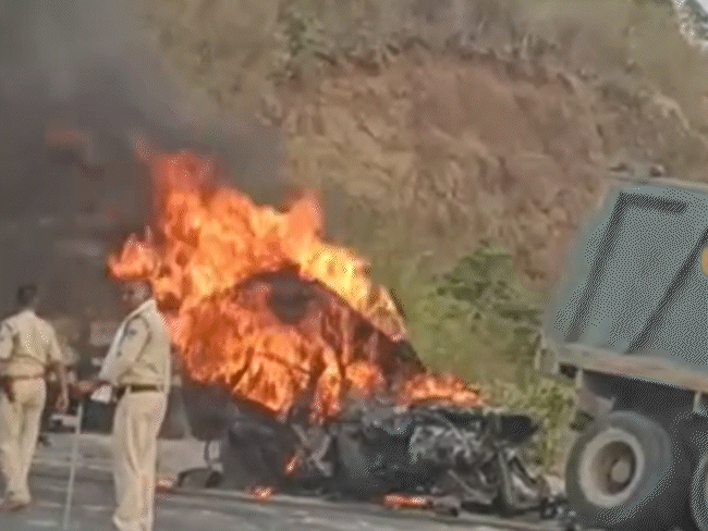 जबलपुर में हरियाणा के कार सवार जिंदा जले, VIDEO:डंपर ने मारी टक्कर, 500 मीटर तक घसीटा; निकलने का मौका नहीं मिला, कंकाल बने दोनों