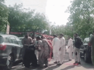 लुधियाना में थाने के बाहर पति-पत्नी में चले लात-घूंसे, VIDEO:पुलिस के सामने हाथापाई; महिला बोली- मैंने किडनी दी, ये कहता है तू धंधा करती | ACTPnews
