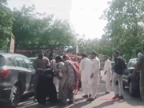लुधियाना में थाने के बाहर पति-पत्नी में चले लात-घूंसे, VIDEO:पुलिस के सामने हाथापाई; महिला बोली- मैंने किडनी दी, ये कहता है तू धंधा करती | ACTPnews