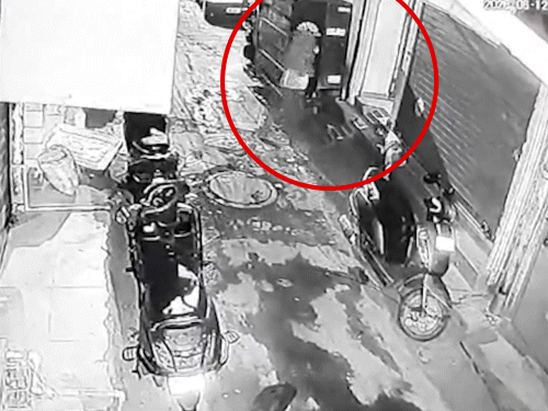 दिल्ली तुगलकाबाद हादसा- पैसे के विवाद में आग लगाई:नाबालिग अंदर गई, पेट्रोल छिड़का; गाड़ियों में धमाका, हादसे में 3 जानें गईं थीं