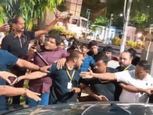 अरबाज खान की कार में जबरन घुसा शख्स:सुरक्षाकर्मियों ने खींचकर बाहर निकाला और पीटा; असहज नजर आए एक्टर | ACTPnews
