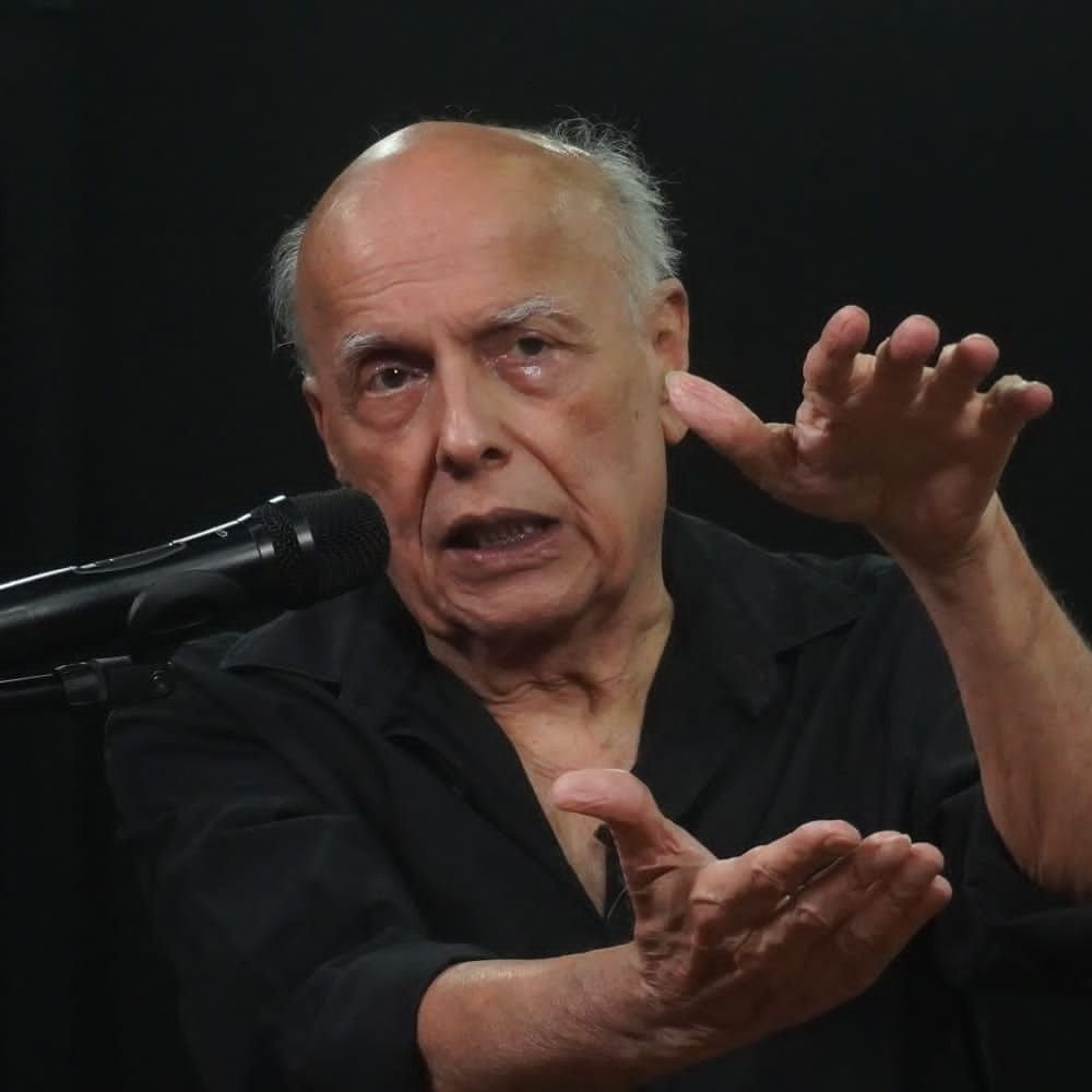 बचपन के किस्से सुनाते हुए इमोशनल हुए महेश भट्ट:बीमार मां के बालों में सजाए थे जुगनू; बोले- जिंदगी भविष्य में नहीं इसी पल में है | ACTPnews