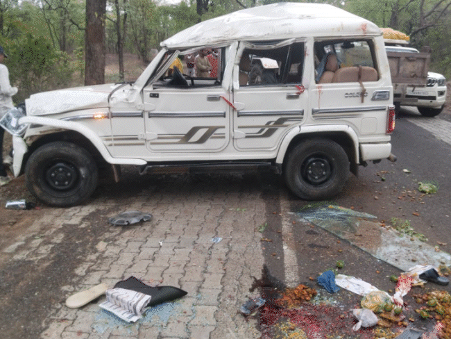 तेज रफ्तार बोलेरो पलटी, 5 की मौत, 2 घायल:मरने वालों में पति-पत्नी और 8 साल का बच्चा भी; बाइक को बचाने के चक्कर में हादसा