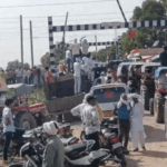 दिल्ली-मुंबई रेलवे ट्रैक पर आए किसान:डेढ़ घंटे तक फाटक को बंद नहीं होने दिया, पुलिस-प्रशासनिक अफसर पहुंचे | ACTPnews