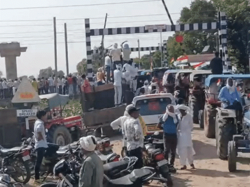 दिल्ली-मुंबई रेलवे ट्रैक पर आए किसान:डेढ़ घंटे तक फाटक को बंद नहीं होने दिया, पुलिस-प्रशासनिक अफसर पहुंचे