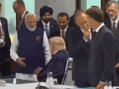 G7 समिट के आउचरीच सेशन में मोदी-ट्रम्प की मुलाकात हुई। दोनों ने हाथ मिलाया। - Dainik Bhaskar