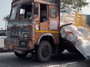 गुजरात के वडोदरा में बस-ट्रक की टक्कर, 6 की मौत:31 घायल; राजस्थान से सूरत जा रही थी बस, अंदर फंसे लोगों को SDRF-NDRF ने निकाला | ACTPnews