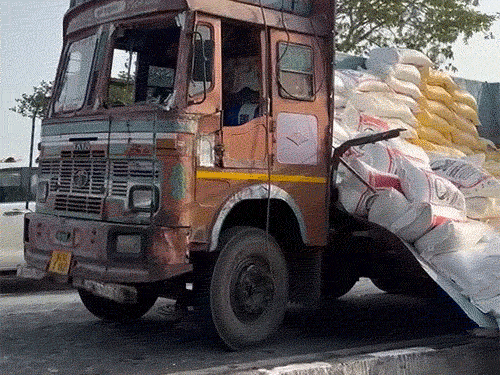 गुजरात के वडोदरा में बस-ट्रक की टक्कर, 6 की मौत:31 घायल; राजस्थान से सूरत जा रही थी बस, अंदर फंसे लोगों को SDRF-NDRF ने निकाला