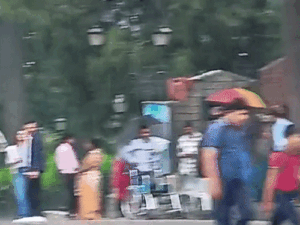 शिमला में भारी बारिश, सड़कें जलमग्न:रिज पर टूरिस्ट ने रेन शेल्टर का सहारा लिया; अगले 72 घंटे ओलावृष्टि-तूफान का अलर्ट | ACTPnews