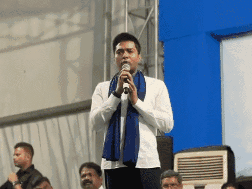 अभिषेक बनर्जी ने कोलकाता मेंचुनावी सभा में आकाश को गुंडा बताया था।