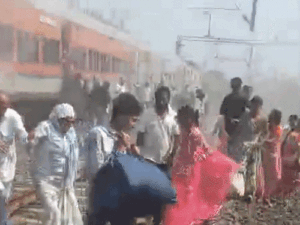 रणथंभौर एक्सप्रेस के पहियों से धुआं निकला:रतलाम में बचने के लिए यात्री दूसरे ट्रैक पर कूदे; लोको पायलट ने इमरजेंसी ब्रेक लगाए थे | ACTPnews