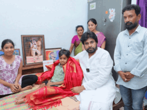 बीमार फैन से मिलकर रोए पवन कल्याण:इलाज के लिए 1 लाख रुपए भी दिए; मानहानि केस में कोर्ट ने पक्ष में दिया आदेश | ACTPnews