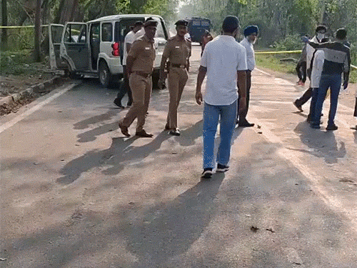 एनकाउंटर के बाद पुलिस और फोरेंसिक टीम जांच के लिए पहुंची।