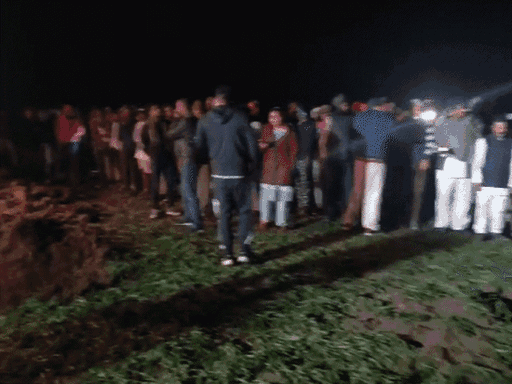 बड़नगर में बोरवेल में गिरे बच्चे को रेस्क्यू करती टीम। -फाइल