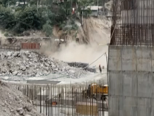 हिमाचल में लैंडस्लाइड का VIDEO:मजदूरों ने भागकर बचाई जान, शोंगटोंग प्रोजेक्ट की साइट पर चल रहा था काम, तभी पहाड़ी-पेड़ गिरे