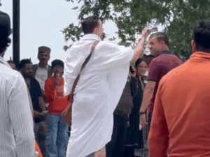 शिमला रिज पर विदेशी टूरिस्ट की अश्लील हरकतें:वायरल वीडियो पर पुलिस ने हिरासत में लिया; सार्वजनिक स्थान पर उपद्रव और गाली-गलोच की | ACTPnews