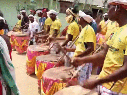 राष्ट्रपति मुर्मू और पीएम ने संथाल समुदाय के पवित्र स्थल पर पूजा-अर्चना की।