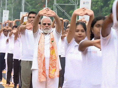 पीएम ने कोलकाता के रेड रोड पर योग किया। उनके साथ 35 हजार लोग कार्यक्रम में शामिल हुए। - Dainik Bhaskar