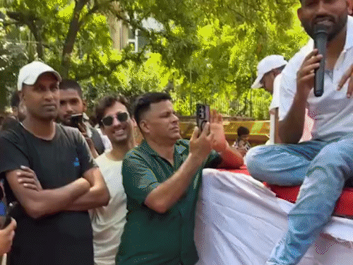 CJP के फाउंडर अभिजीत दीपके ने सोमवार सुबह दिल्ली के जंतर-मंतर पर आए लोगों से बात की। - Dainik Bhaskar