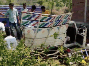 पिकअप वाहन ट्रक से टकराया, 4 मजदूरों की मौत:छिंदवाड़ा में लाशें सड़क पर बिखरीं, पोटली में समेटने पड़े टुकड़े; गाड़ी के भी परखच्चे उड़े | ACTPnews