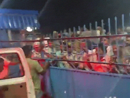 बंगाल- पूर्व TMC विधायक पर लोगों ने अंडे फेंके:थाने के बाहर चोर-चोर के नारे लगे; पुलिस कर्नाटक से पकड़कर हुगली लाई थी