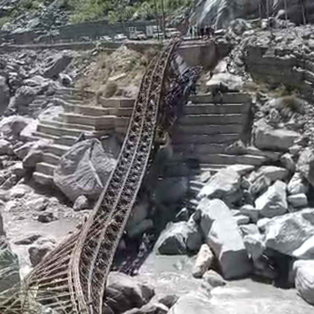 किन्नौर में बैली ब्रिज टूटा, डंपर सतलुज में गिरा:बाल-बाल बचा चालक, एनएच-5 पर टापरी-चोलिंग के पास जाम, डायवर्ट कर निकाले वाहन