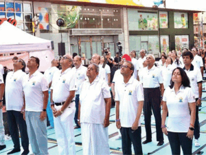 न्यूयॉर्क के टाइम्स स्क्वायर में 12,000 लोगों ने योग किया:इंडियन कॉन्सुलेट में कई देशों के राजनयिक शामिल हुए | ACTPnews