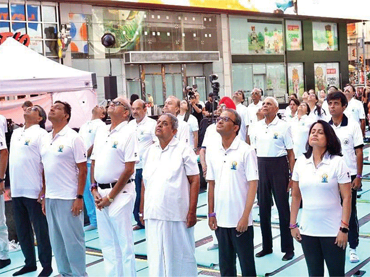 न्यूयॉर्क के टाइम्स स्क्वायर में हजारों लोगों ने योग किया:इंडियन कॉन्सुलेट में कई देशों के राजनयिक शामिल हुए