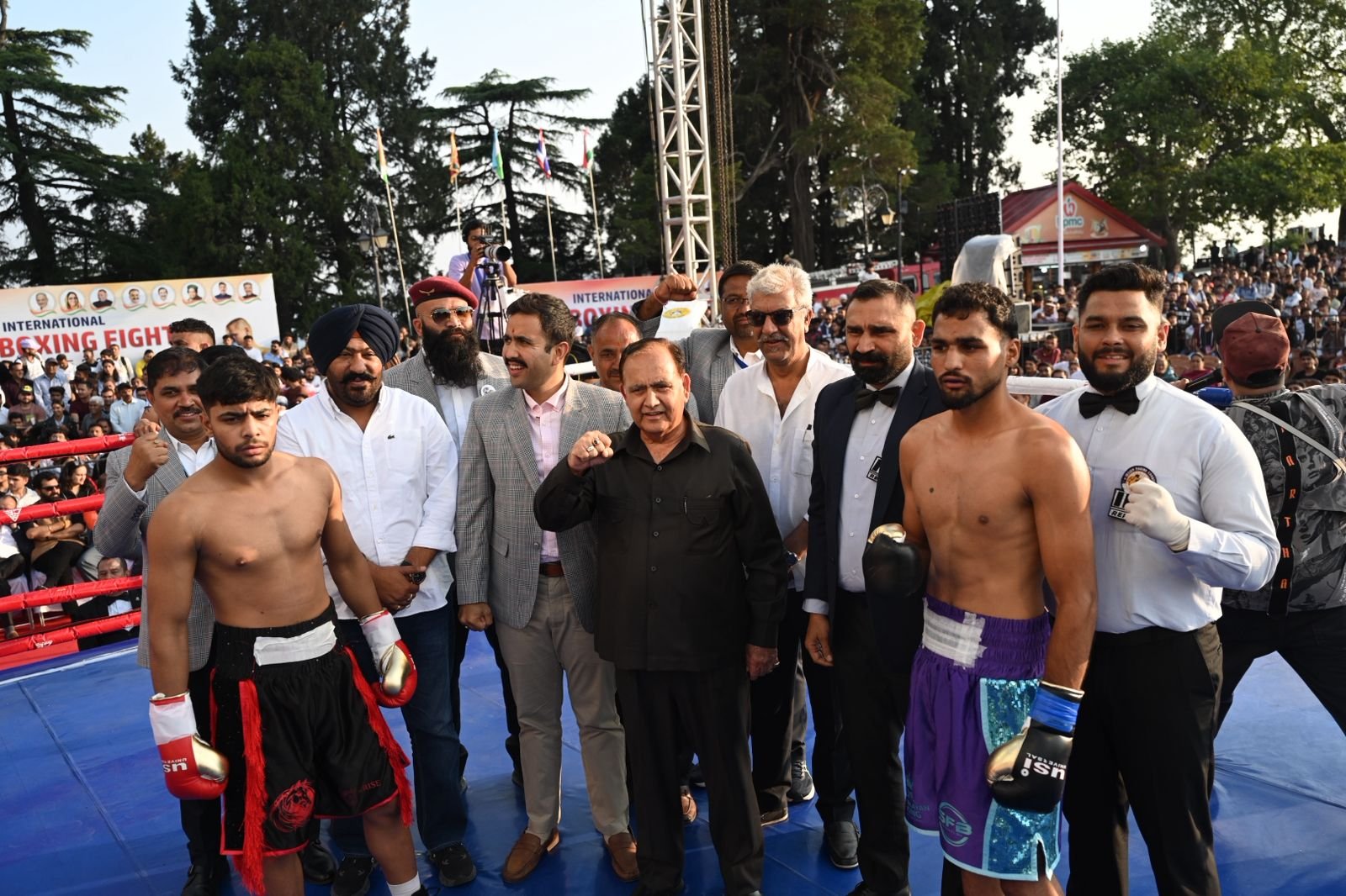विधानसभा अध्यक्ष कुलदीप सिंह पठानिया बॉक्सिंग चैम्पियनशिप के शुभारंभ अवसर पर बॉक्सरों के साथ।