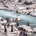 हिमाचल में सेल्फी के लिए नदियों में उतर रहे टूरिस्ट:जान जोखिम में डाल रहे, अचानक बढ़ सकता है जलस्तर; नजरअंदाज कर रहे चेतावनी | ACTPnews