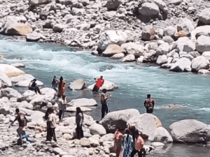 हिमाचल में सेल्फी के लिए नदियों में उतर रहे टूरिस्ट:जान जोखिम में डाल रहे, अचानक बढ़ सकता है जलस्तर; नजरअंदाज कर रहे चेतावनी | ACTPnews