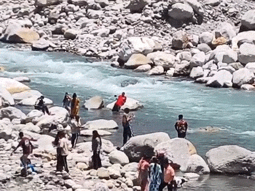 हिमाचल में सेल्फी के लिए नदियों में उतर रहे टूरिस्ट:जान जोखिम में डाल रहे, अचानक बढ़ सकता है जलस्तर; नजरअंदाज कर रहे चेतावनी