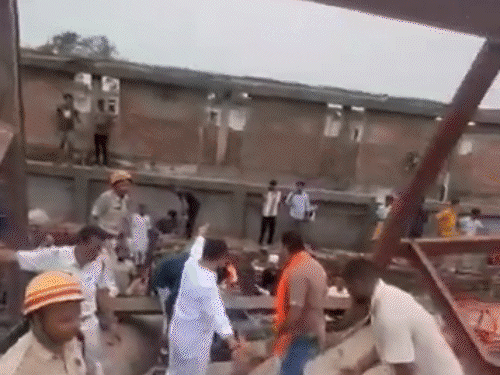 हादसा तारातला इलाके में ब्रेस ब्रिज के पास ट्रांसपोर्ट डिपो रोड पर हुआ है। - Dainik Bhaskar
