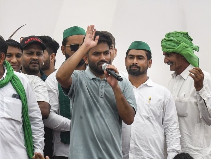 कॉकरोच जनता पार्टी के फाउंडर अभिजीत दीपके ने मंगलवार को जंतर-मंतर पर लगातार चौथे दिन प्रदर्शन किया था। - Dainik Bhaskar